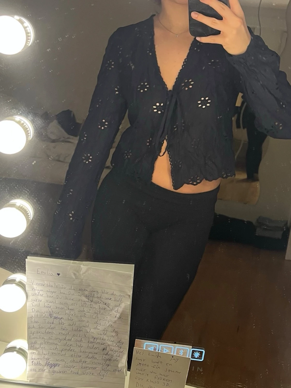 Blå blus med blomdetaljer - 3