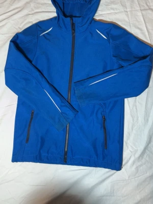 Crivit Jacka - Säljer en snygg blå jacka, använd några gånger bara!  Storlek 158-164.  PRIS KAN DISKUTERAS!