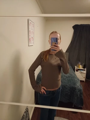 Brun ribbad långärmad tröja - Säljer en brun långärmad tröja med ribbad struktur och lätt croppad passform. Storlek M men om du har s passar de dig ochså ❤️