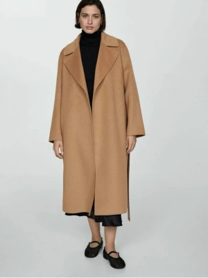 Beige kappa  - Stilren beige kappa från Mango med klassisk krage och bälte i midjan. Lång modell med raka ärmar och snyggt fall. Perfekt för dig som gillar en clean och tidlös look. Materialet är ullblandning som håller dig varm under kyliga dagar.