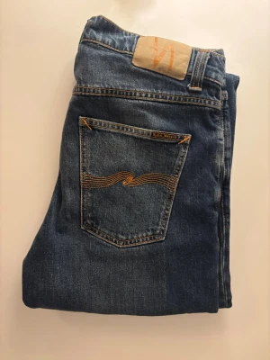  Nudie Jeans, 30/32 - Tjooo, nu säljer jag mina fina nudie jeans i modellen sollied ollie. Byxorna är i ny skick och jag har bara använt dom fåtals gånger. Köpa i nudie butiken i Göteborg för 1400kr och säljer nu för 499kr. Hör gjärna av er vid  om ni har mer frågor☺️
