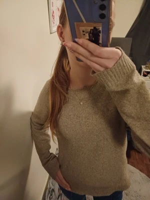 Beige stickad tröja med rund hals - Säljer en enkel och snygg beige stickad tröja med rund halsringning och långa ärmar. Den är lite overcise.den är lite ljusare i verkligheten. Perfekt nu när det är lite kallare ute ❤️