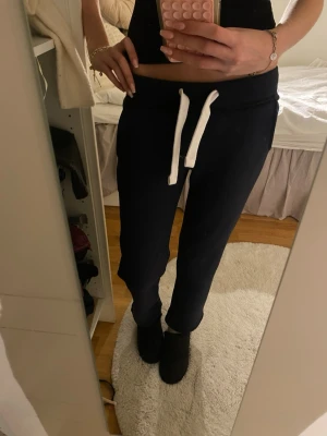 Mörkblå mjukisbyxor från Russemerch - Säljer mörkblåa Russemerch mjukisbyxor i storlek xxs! Aldrig använda och säljer för att de inte passade mig 😊 lapparna och allt finns kvar så dem är i helt nytt skick💗 bara att skriva om frågor!