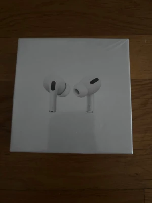 AirPods Pro 2 - Säljer ett par Apple AirPods Pro med laddningsetui och USB-laddningskabel. Fungerar felfritt ps det är kopia men gungar som riktiga 