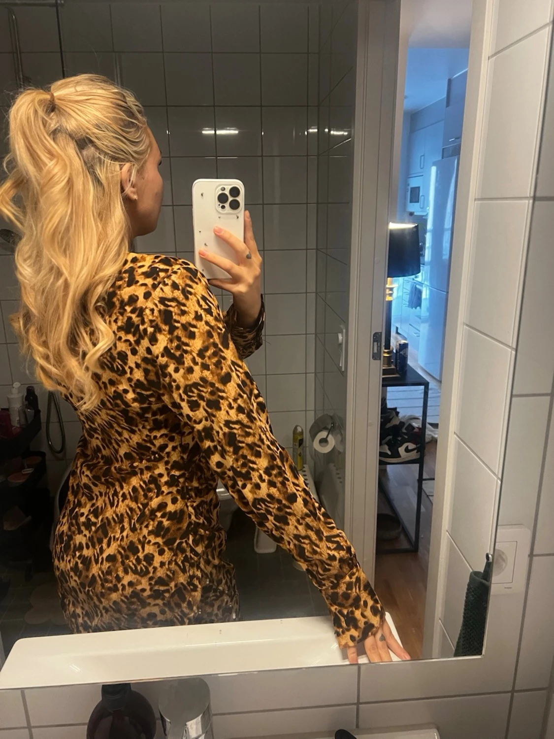 Leopardmönstrad kortklänning med v-ringning - 1