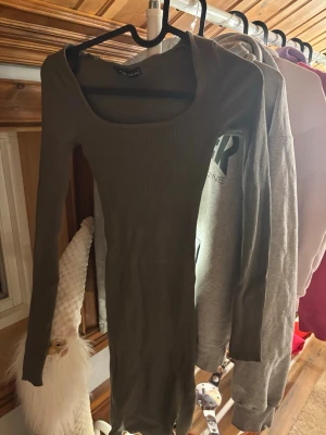 Stickad klänning  - Oanvänd,