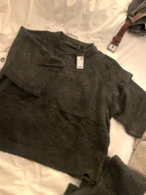 Stickad t shirt  - Mysig och fin, oanvänd dvs prislappen sitter kvar. (Finns en matchande kjol, ligger uppe separat) Paketpris går att få på tröjan & kjolen 