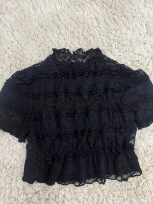 Blus - Svart volang blus aldrig använd 