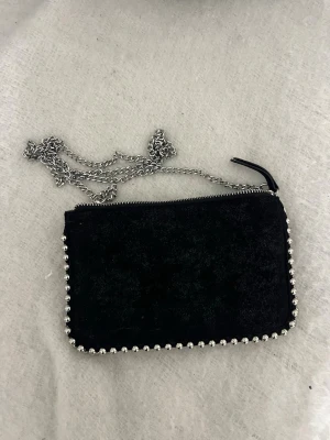 Svart mocka handväska från Zara - Snygg svart axelväska i mocka med silverfärgade kuldetaljer längs kanterna och en silverfärgad kedja som axelrem. Väskan har flera fack med dragkedja.💖