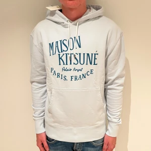 Maison kitsune hoodie  - Maison kitsune hoodie | Skick: 10/10 (HELT NY) | L (passar L/M) | Fraktar via postnord eller instabox på köparens bekostnad | Hör av dig vid minsta fråga eller fundering! 