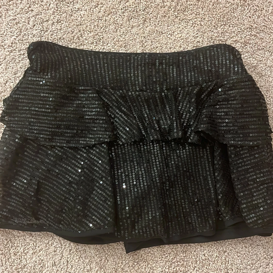 Svart paljettkjol med volang - 1