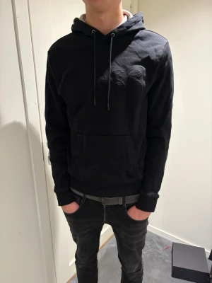 Svart Hugo Boss hoodie - Hoodien är använd ett fåtal gånger, de finns inga fläckar eller annan skada på tröjan. Skriv vid minsta fundering🙌🏻🙌🏻
