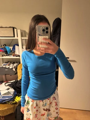 Blå ribbad långärmad topp FB Sister - Säljer en blå långärmad topp från FB Sister i storlek XS. Toppen är ribbad och har en rund halsringning. Den är figurnära och gjord i mjukt material som känns skönt mot huden. Kan mötas upp i Uppsala