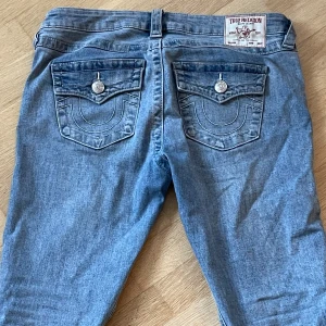 True Religion - Säljer dessa jeans då dom inte passade mig storlek W29 som motsvarar stor M. Skriv ifall ni har några frågor💞