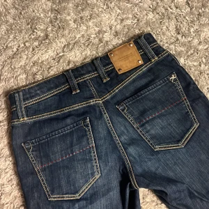 Tramarossa Leonardo - Säljer dessa riktigt snygga Tramarossa Jeansen i modellen Leonardo. De är i bra skick utan defekter och är i storlek 31, passar som en L32 i längd. Bara att skriva över frågor och funderingar.