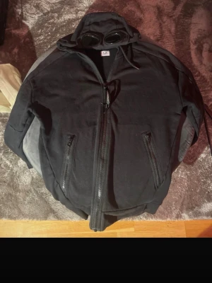 Svart C.P company hoodie - Använd ett fåtal gånger och den är i bra skick, Skriv vid fundering🙌🏻🙌🏻
