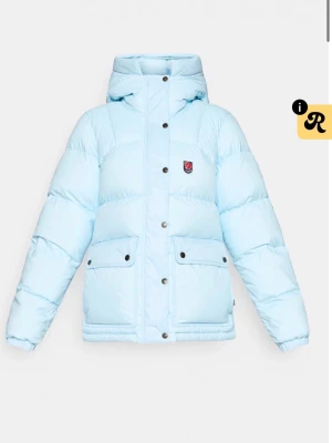 Ljusblå pufferjacka från Fjällräven - söker denna jacka från Fjällräven. Gärna denna färg men kan tänka mig en grön,svart eller mörkblå för ett rimligt pris !! Ska vara i bra skick .