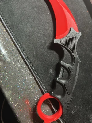 3d Printad Karambit kniv - En unik 3D-Printad Karambit kniv gjord av plast i röd och svart färg!