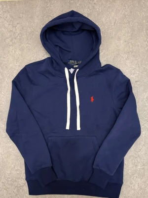 Ralph Lauren hoodie  - Tja! Säljer denna riktigt snygga blåa Ralph Lauren hoodien i storlek M men den passar också S! Den är  helt ny, bara prövad. Priset är ej hugget i sten! Tveka inte att kontakta vid frågor eller funderingar! 