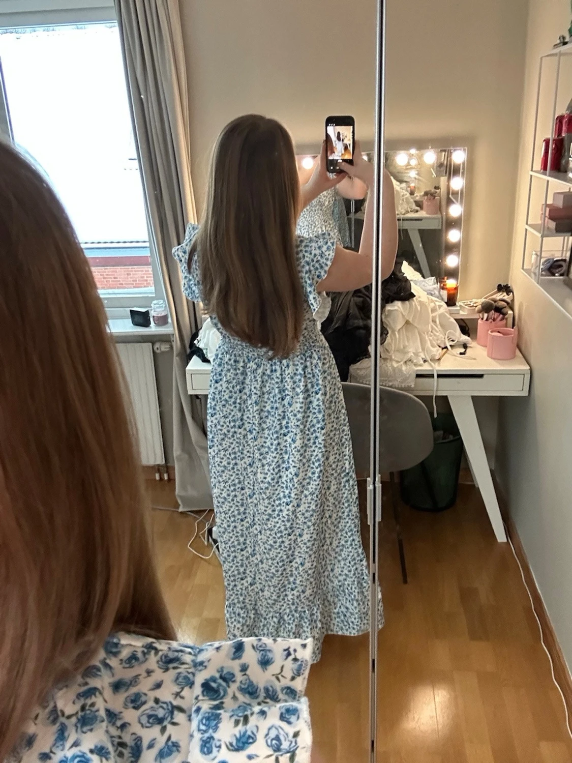 Blommig långklänning med volangärm - 2