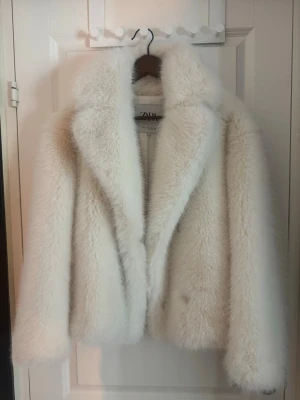 Vit pälsjacka från Zara - skickar idag  - Säljer min jättefina pälsjacka från zara. Jag fick den i födelsedagspresent men det var i fel storlek och jag hann inte skicka tillbaka den. Har aldrig använt utan bara provat. Jättefluggig och sååå mysig 🥹❣️ 
