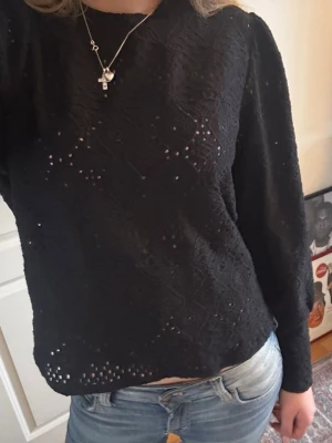 Svart snygg långärmad blus - Säljer denna snygga långärmade blusen, passar till alla tillfällen💗
