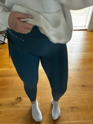 Turkosa tights från Relode - Säljer turkosa Mercy tights från Relode, knappt använda 