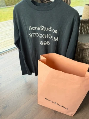Acne Studios long sleeve - Long sleeve från Acne studios, ganska stor i storleken, knappt använd, säljer pga ekonomiska skäl.