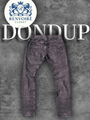 Grå jeans från Dondup - Riktigt feta jeans i bra skick och slim fit passform, snygg grå färg! Storlek 30-32