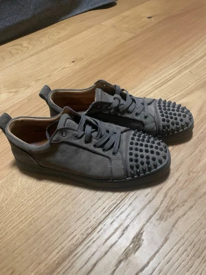 Grå Louboutins - Jag säljer dessa skor då jag ej använder de längre, skit snygga lite slitna om jag ska vara ärlig men fortfarande stilrena. De är lite skada på ena skosnöret som man kan se på sista bilden då jag har ramlat men annnars så ser de ändå helt okej ut👍 Det är bara att skriva om ni har några frågor🤙