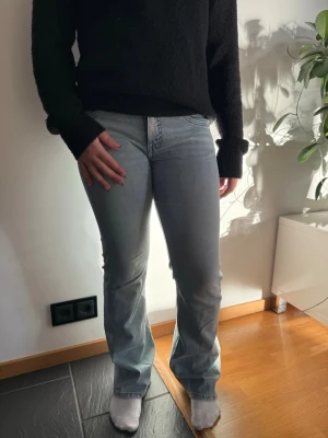 Bootcut jeans  - Snygga ljusblå bootcut jeans från Kappahl i storlek 164. Använda några få gånger men är i nyskick, inga tecken på användning. Nypris 400 kr! 💞 Priset går att diskuteras. 