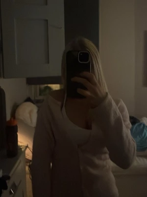 Ljusrosa kofta med knappar - Mysig ljusrosa kofta med knappar framtill. Koftan har långärmade ärmar och är tillverkad i ett mjukt material som passar perfekt för kyligare dagar. Enkel och stilren design som är lätt att matcha med olika outfits.