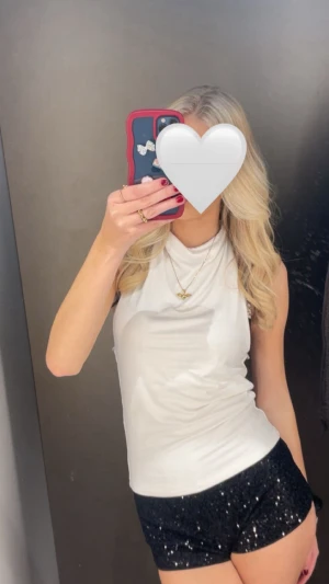 Vit fest topp💓 - Helt oanvänd polo fest topp från new Yorker, öppen i ryggen och har en fin passform. Storlek är i M men passar på mig som normaltvis haf xs/s, se bilder ovan hur de sitter på mig. Passar perfekt till fest, finare tillfällen eller när du bara vill klä upp dig lite, skriv för fler bilder eller frågor 💗skriv innan du köper 