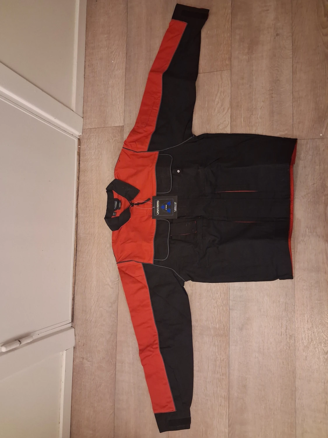 Svart och orange vindjacka från Univern