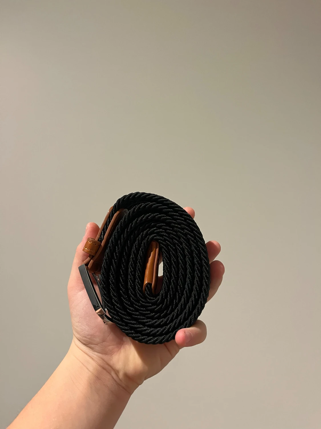 Svart flätat bälte med bruna detaljer - 2