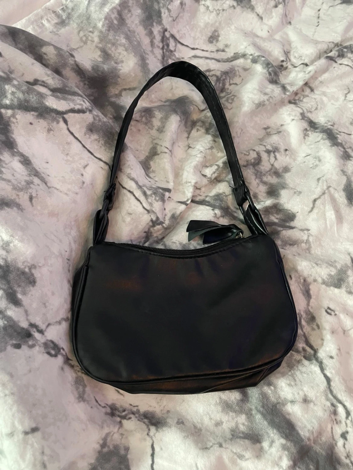 Svart axelväska i syntetmaterial - 2