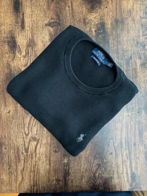 Polo Ralph Lauren Tröja - Polo Ralph Lauren-tröja i mycket bra skick. Klassisk old money-look med tidlös passform och hög kvalitet. Äkta Polo Ralph Lauren, välvårdad.