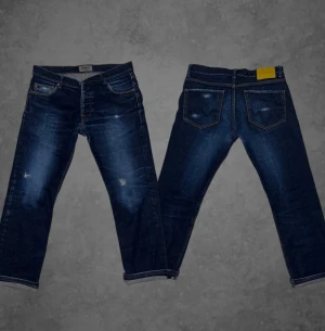 Mörkblå WESC jeans  - Säljer dessa tvärfeta WEZC jeans för ett bra pris! Jeansen har en snygg tvätt och lite slitningar. Skriv vid minsta fundering.💭