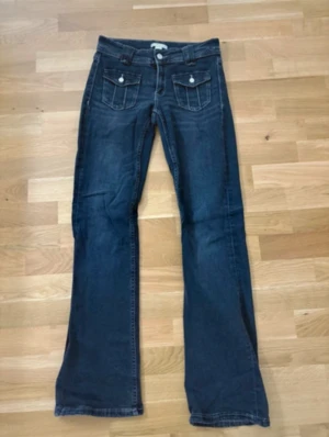 Mörkblå bootcut jeans  - använda 1 gång. Strl 164. Mörkgråa, bootcut, lågmidjade