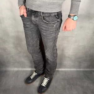 Replay Anbass - - Replay Anbass — Storlek 32/34 — 9/10 - Bra skick utan skavanker — Inkluderat - Jeans — Retail 2000kr — Modellen är 180cm, 65kg