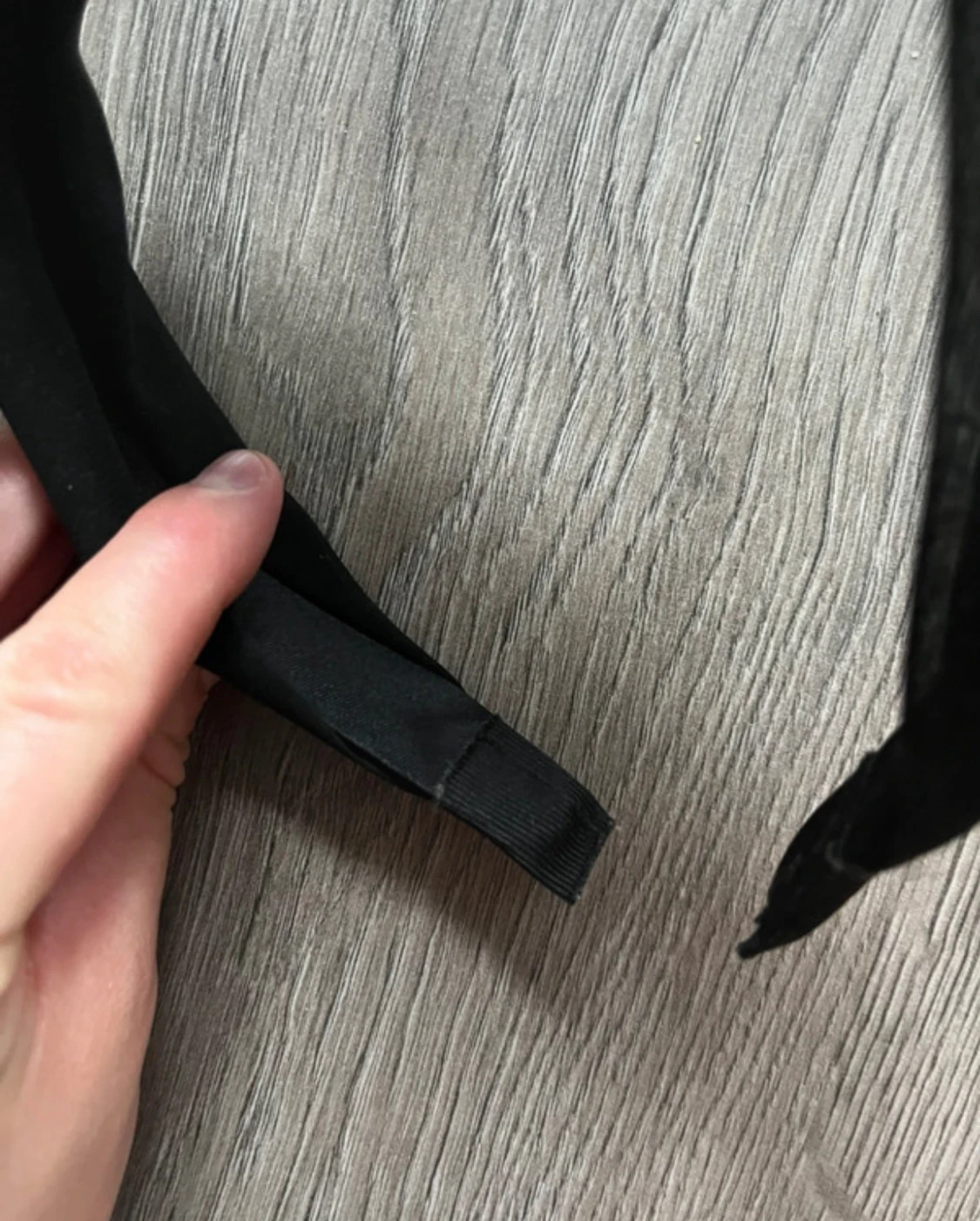 Svart diadem med twistad detalj - 2