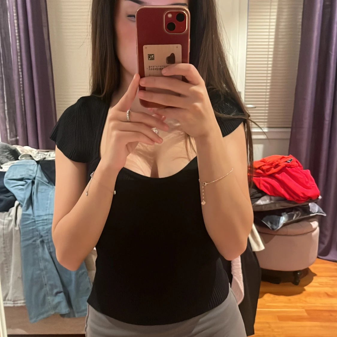 Svart ribbad topp med v-ringning