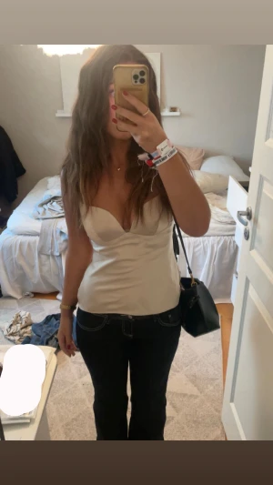 Zara satin topp - Fin topp från Zara som blivit använd ett fåtal gånger, är i gott skick☺️ Köpt för 329kr