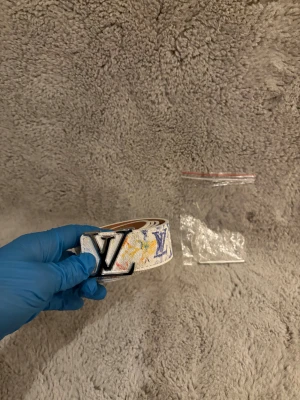 Bälte  - Säljer ett bälte i nytt skick du får med  en pinne du kan göra hål med 