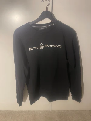 Sail racing tröja svart  - Säljer En sail racing tröja som har varit använd 3-5 gånger och är i mycket bra skick. Priset kan diskuteras!