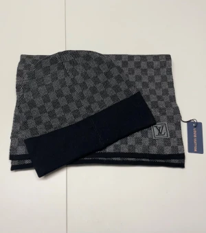 Lv Halsduk och Mössa set - Säljer ett helt ny sett mössa + halsduk aldrig använd. Storlek One size. Snabb frakt, fraktar inom 24h. Kan även mötas i Stockholm. Skriv vid fler frågor