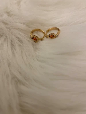 Örhängen i brasiliansk guld.  - 14 karat brasiliansk guld. Mycket bra kvalitet till bra pris. Örhängen med säker knäppning. 