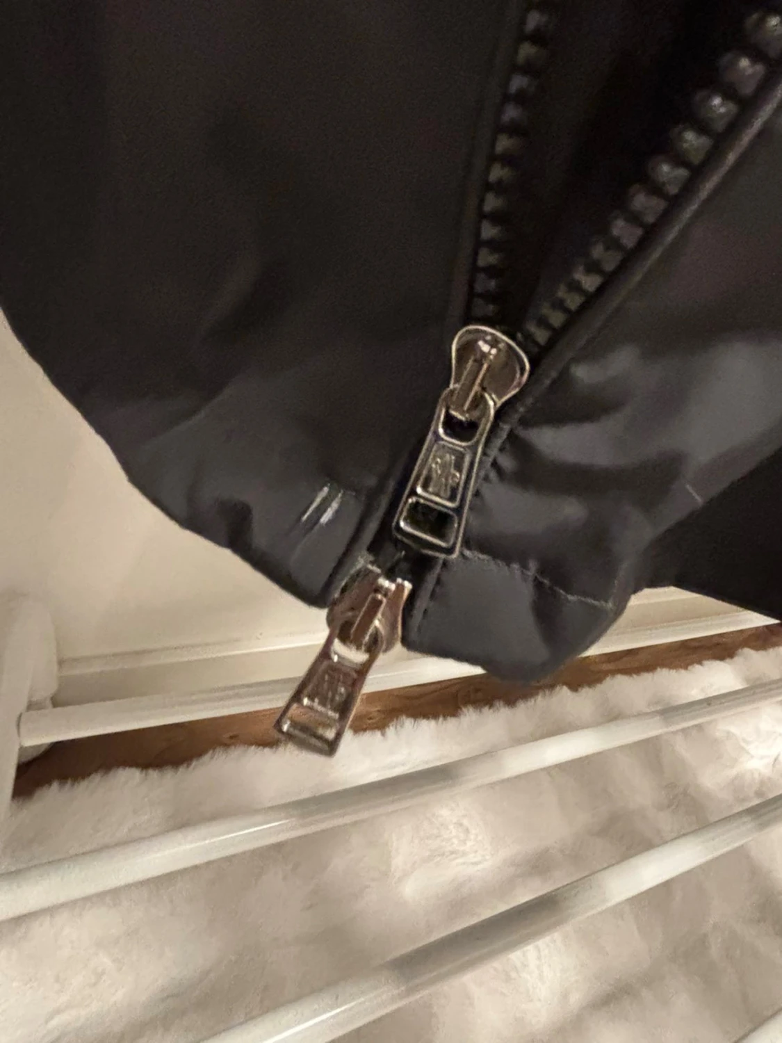 Grå vindjacka med huva och ränder - 5