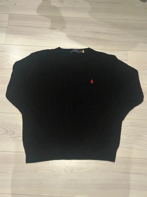 Svart kabelstickad tröja Polo Ralph Lauren - Svart kabelstickad tröja från Polo Ralph Lauren, skick 10/10 & storlek L! Pris kan diskuteras!