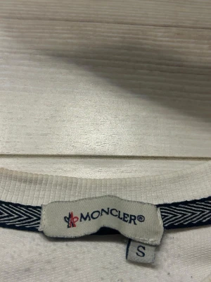 Vit Moncler sweatshirt  - Vit sweatshirt från Moncler i Storlek S! Otroligt fin och perfekt nu till vintern 🥶